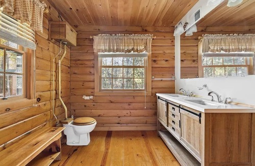 Warwick Cabin | Gorgeous Log Cabin Getaway with Private Lake