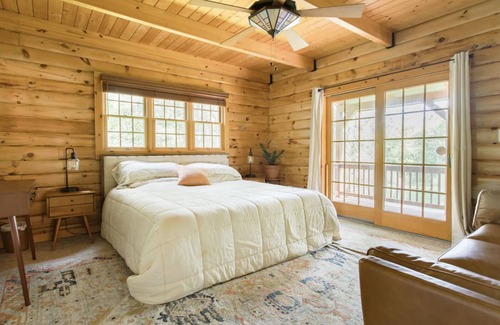 Warwick Cabin | Gorgeous Log Cabin Getaway with Private Lake