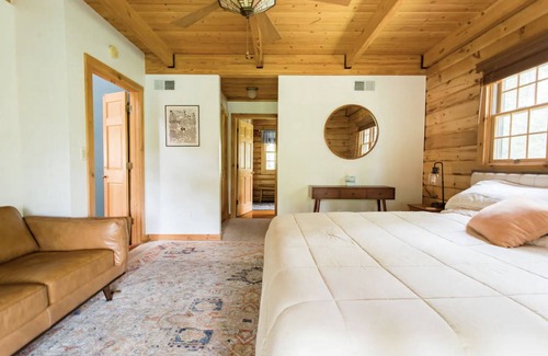 Warwick Cabin | Gorgeous Log Cabin Getaway with Private Lake