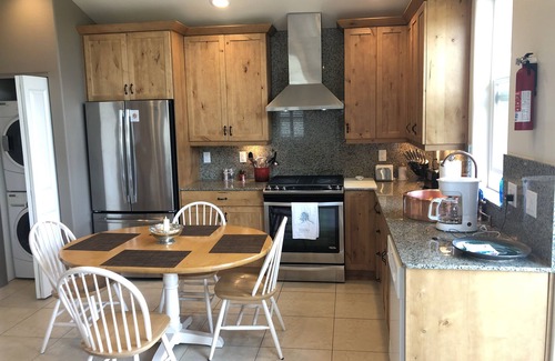 Shady Cove Apartment | GORGEOUS LUXURY 1 BDRM Fully Furnished Apt., ALL UTILITIES INCLUDED