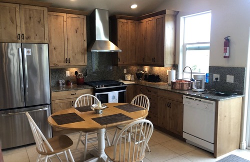 Shady Cove Apartment | GORGEOUS LUXURY 1 BDRM Fully Furnished Apt., ALL UTILITIES INCLUDED