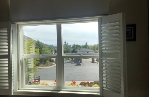 Shady Cove Apartment | GORGEOUS LUXURY 1 BDRM Fully Furnished Apt., ALL UTILITIES INCLUDED