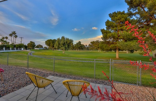 Las Vegas House | GORGEOUS Mid Century - Close to Strip - Golf - Views - Superhost Status - WOW