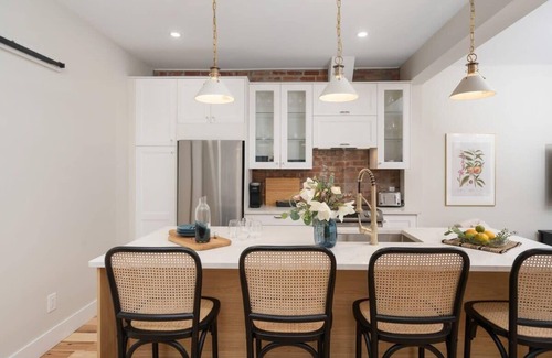 Mile End Apartment | Gorgeous Mile End-3BD 3BA+Parking/Sauna