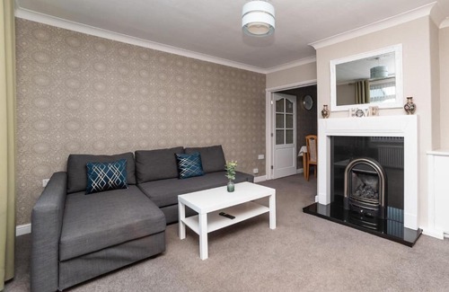 Newcastle-upon-Tyne Apartment | Gorgeous Modern 4 bedroom house - Free Parking and Netflix by WHA for Contractors, Relocation, Business Travelers