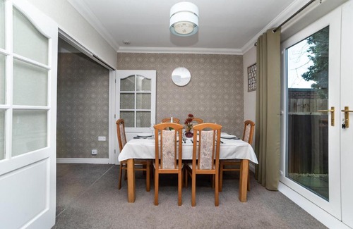 Newcastle-upon-Tyne Apartment | Gorgeous Modern 4 bedroom house - Free Parking and Netflix by WHA for Contractors, Relocation, Business Travelers