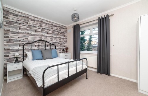 Newcastle-upon-Tyne Apartment | Gorgeous Modern 4 bedroom house - Free Parking and Netflix by WHA for Contractors, Relocation, Business Travelers