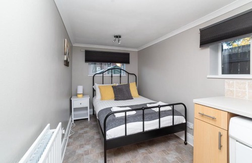 Newcastle-upon-Tyne Apartment | Gorgeous Modern 4 bedroom house - Free Parking and Netflix by WHA for Contractors, Relocation, Business Travelers