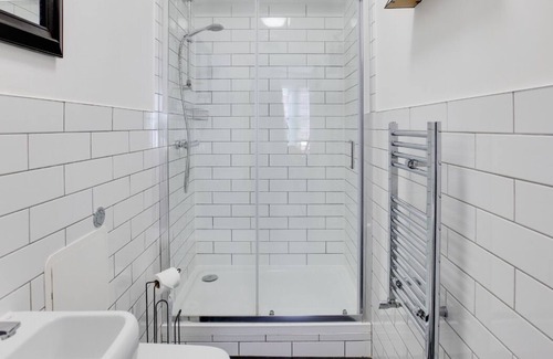 Southend-on-Sea Apartment | Gorgeous & Modern Studio City Centre Nr Beach & High St by Luxiety Stays