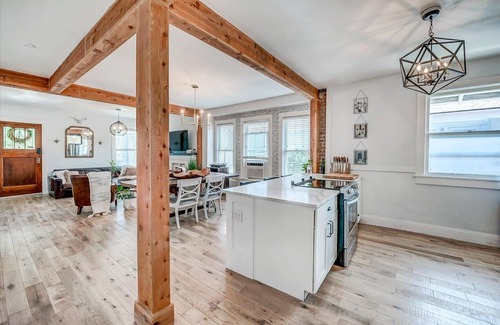 Sunnyside House | Gorgeous Modern 2bd/2ba in Heart of Sunny Side