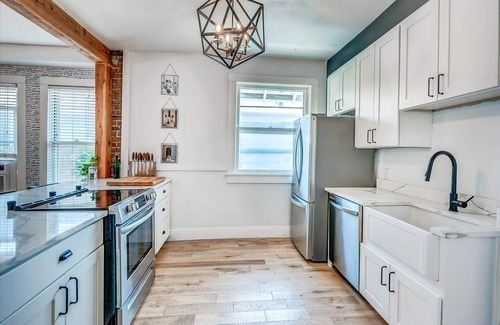 Sunnyside House | Gorgeous Modern 2bd/2ba in Heart of Sunny Side