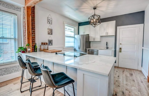 Sunnyside House | Gorgeous Modern 2bd/2ba in Heart of Sunny Side