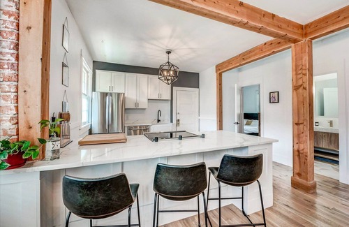 Sunnyside House | Gorgeous Modern 2bd/2ba in Heart of Sunny Side