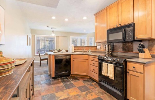 Midvale House | Gorgeous Modern Home in Ski Location! * Hot Tub *
