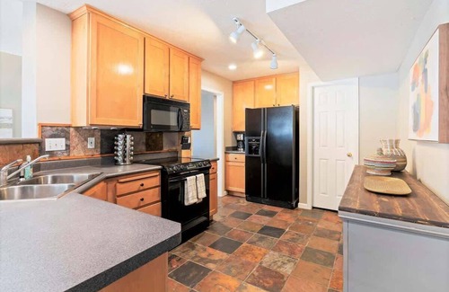 Midvale House | Gorgeous Modern Home in Ski Location! * Hot Tub *