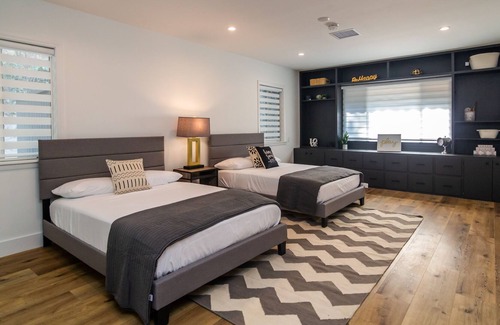 Reseda House | GORGEOUS Modern remodeled HOUSE W/POOL &4 bedrooms
