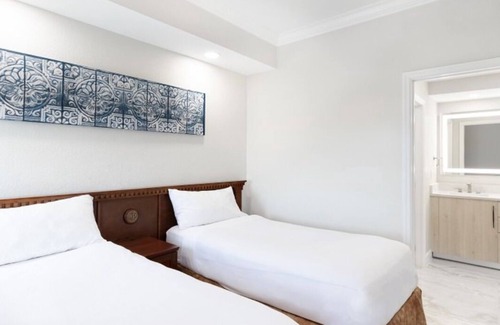 Florida Center Resort | Gorgeous, Modern-Sleek 2-bedroom suite resort, 9 minutes from Universal