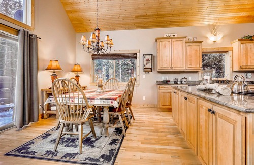 Alma Cabin | Gorgeous Mountain Cabin, Family Friendly w/Expansive Windows, Fireplace - Willow Creek