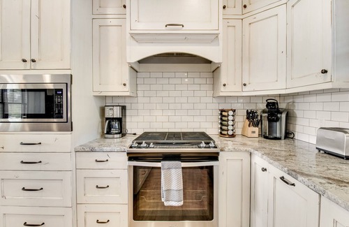 McCall House | Gorgeous mountain home with waterview, fireplace, washer/dryer, WiFi, & Netflix