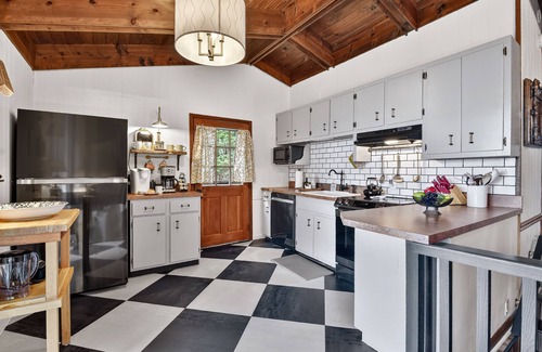 Walnut Mountain Cabin | Gorgeous mountain view cabin rental, hot tub, firepit, WiFi, pet-friendly