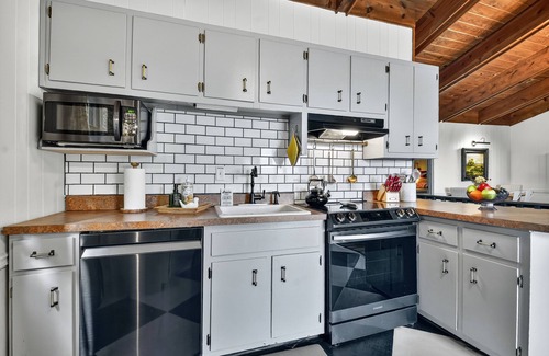 Walnut Mountain Cabin | Gorgeous mountain view cabin rental, hot tub, firepit, WiFi, pet-friendly