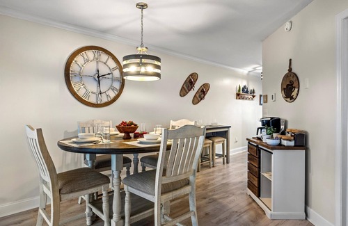 Chalet Village Cabin | Gorgeous Mt Top Views- Hot Tub- 5 Roku TVs- Foosball- 4 eFireplaces- A+ Location