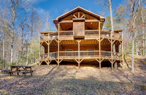 Tarheel Cabin | Gorgeous Murphy Cabin w/Large Deck: 2 Mi to Dtwn!