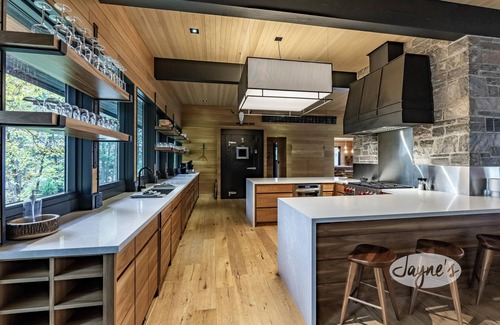 Minett Cottage | Gorgeous Muskoka masterpiece! Dockside cabana with bar!