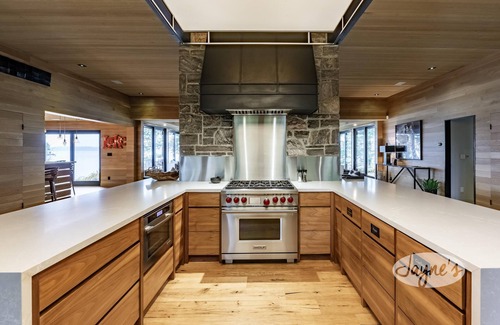 Minett Cottage | Gorgeous Muskoka masterpiece! Dockside cabana with bar!