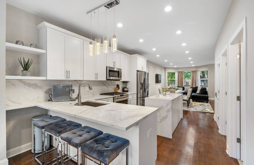 Avondale House | Gorgeous NEW 5 BDR/4BA in Logan Square w/Parking!