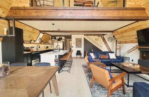 Bellaire House | Gorgeous New A-Frame w/Sauna & Gameroom - Minutes to Pools, Golf and Skiing