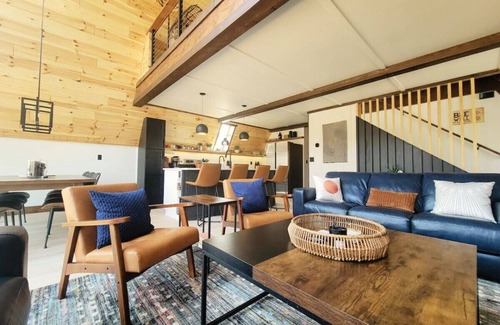 Bellaire House | Gorgeous New A-Frame w/Sauna & Gameroom - Minutes to Pools, Golf and Skiing