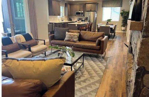 Kachina Village House | Gorgeous New Build, Space for Multiple Families, Hot Tub, 2 Patios and LRs