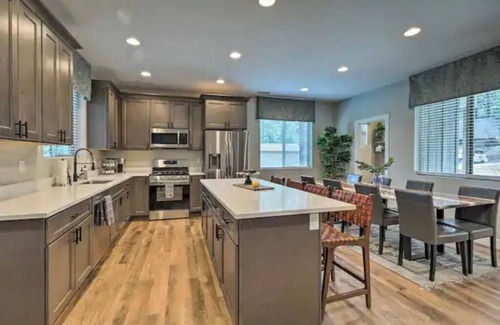 Kachina Village House | Gorgeous New Build, Space for Multiple Families, Hot Tub, 2 Patios and LRs