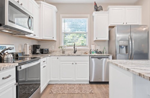 Brunswick House | Gorgeous new home, one level & convenient location