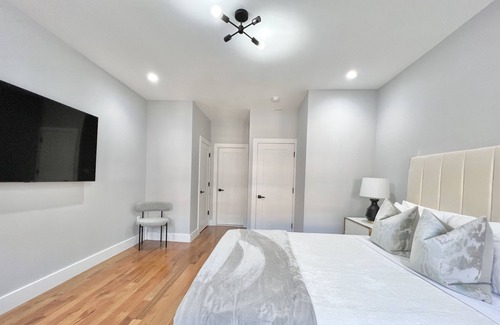 Mott Haven House | Gorgeous NEW Townhouse minutes NYC*3baths*Parking* Fast Wifi