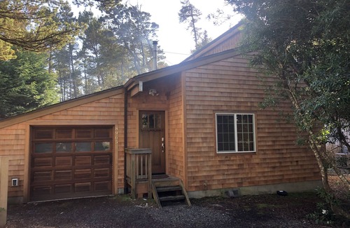 Manzanita House | Gorgeous Oak & Cedar House 1/2 Block from Manzanita Beach!