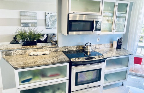 Mid Beach Condo | GORGEOUS OCEAN & BAY VIEWS 2BR 2BA BEACH CONDO + PARKING