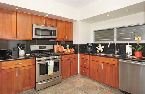 Waikiki Condo | Gorgeous Ocean View! Steps to Beach! Centrally located, full kitchen & more!