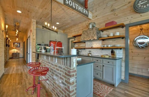 Blue Ridge Apartment | Gorgeous Penthouse On Main in Downtown BR