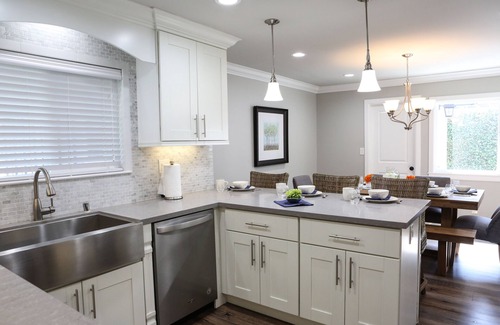 Orange House | Gorgeous Pool/Jac Home: 2 Ensuites & Game Room