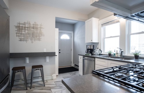 Carag House | Gorgeous, Private Home! Walk Everywhere - Restaurants, Shops, Lakes!
