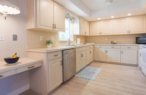 Laurel House | Gorgeous Remodeled Near Nokomis Beach Survived HURRICANE - CAN WE HELP?