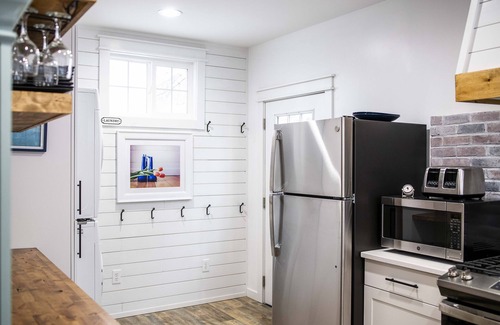 South Haven House | GORGEOUS Remodeled South Beach Cottage - 2 blocks from the shore!