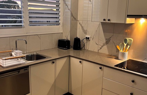 Cronulla Apartment | Gorgeous Renovated Central Cronulla Apartment- Absolute Convenience