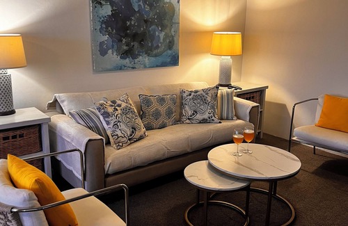 Cronulla Apartment | Gorgeous Renovated Central Cronulla Apartment- Absolute Convenience