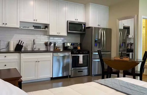 Lake Balboa House | Gorgeous Retro Home w/private yard in Los Angeles