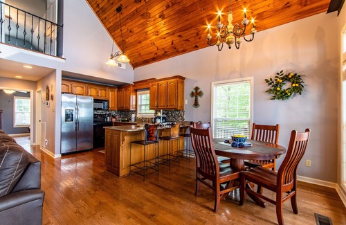 Morris Chapel Cabin | Gorgeous River Cabin King Beds Hot Tub Kayaks Fire Pit.
