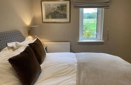 Broad Hinton House | Gorgeous romantic cottage with hot tub tennis court. Beautiful walks