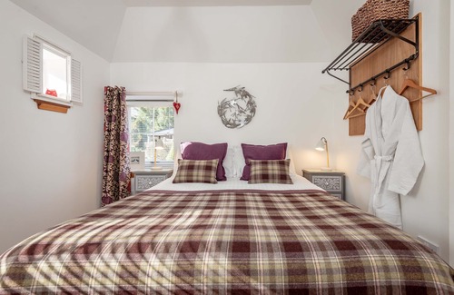 Ladybank Cottage | Gorgeous, romantic countryside bothy in courtyard with hot tub